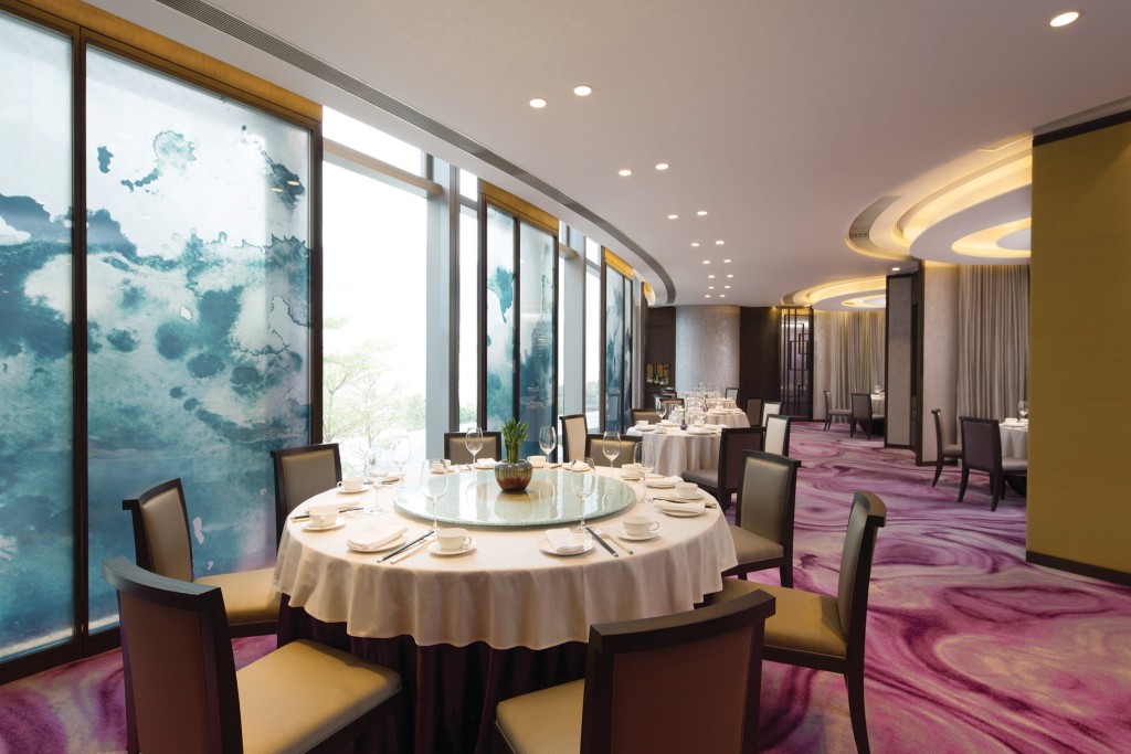 新地會會員於生日之月份，惠顧九龍東皇冠假日酒店紫粵軒中菜館可享 5 折優惠。